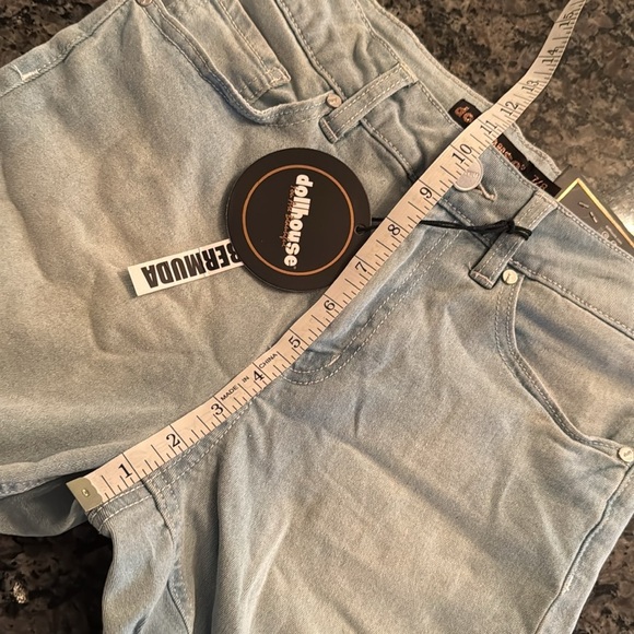 Dollhousee light wash Bermuda denim frayed high rise shorts NWT 7/8 - Picture 7 of 9